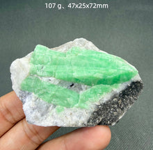 Load image into Gallery viewer, 1PC Natural Yunnan Emerald Crystal Rare Mineral Specimen for Healing