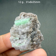 Load image into Gallery viewer, 1PC Natural Yunnan Emerald Crystal Rare Mineral Specimen for Healing