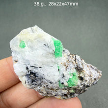 Load image into Gallery viewer, 1PC Natural Yunnan Emerald Crystal Rare Mineral Specimen for Healing