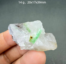 Load image into Gallery viewer, 1PC Natural Yunnan Emerald Crystal Rare Mineral Specimen for Healing