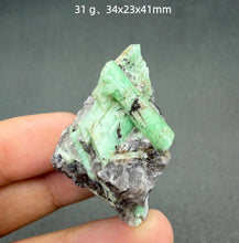 Load image into Gallery viewer, 1PC Natural Yunnan Emerald Crystal Rare Mineral Specimen for Healing