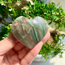Load image into Gallery viewer, 1PC Natural African Emerald Heart Carving for Healing