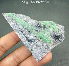 Load image into Gallery viewer, 1PC Natural Yunnan Emerald Crystal Rare Mineral Specimen for Healing