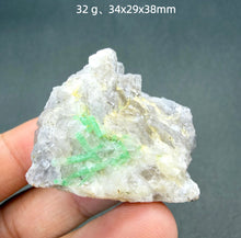 Load image into Gallery viewer, 1PC Natural Yunnan Emerald Crystal Rare Mineral Specimen for Healing