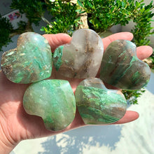 Load image into Gallery viewer, 1PC Natural African Emerald Heart Carving for Healing