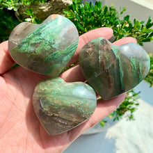Load image into Gallery viewer, 1PC Natural African Emerald Heart Carving for Healing