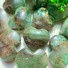 Load image into Gallery viewer, 1PC Natural African Emerald Heart Carving for Healing