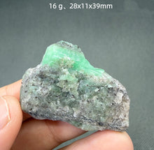 Load image into Gallery viewer, 1PC Natural Yunnan Emerald Crystal Rare Mineral Specimen for Healing